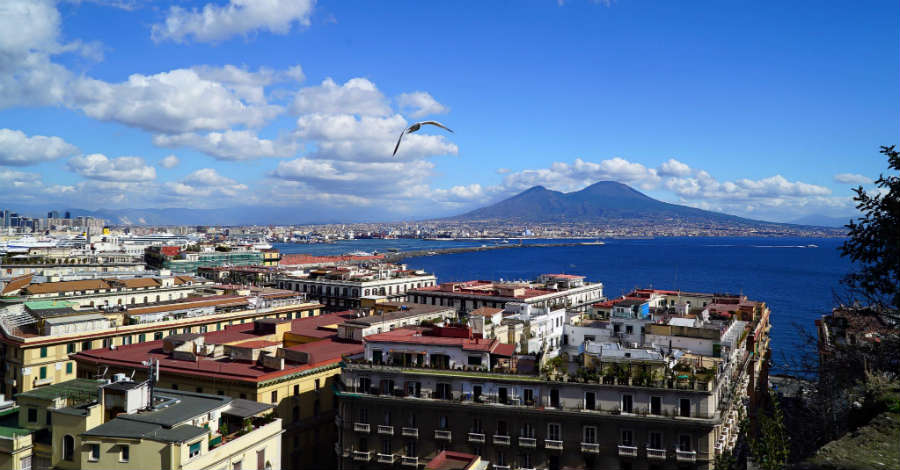 Il gabbiano su Napoli