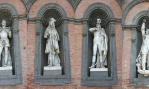 La facciata di Palazzo Reale a Napoli