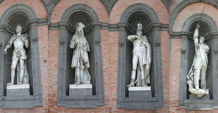 La facciata di Palazzo Reale a Napoli