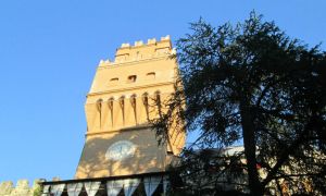 A Napoli, c’è una torre che ricorda molto alcuni edifici del rinascimento toscano, la cosiddetta Torre del Palasciano, fatta costruire dall’ufficiale medico Ferdinando Palasciano.  L’edificio si articola su due piani e fonde lo stile neogotico a quello rinascimentale. In cima al palazzo troviamo la torre panoramica che è simile a quella fiorentina. Il palazzo si trova in un giardino alberato, a pochi passi dalla reggia di Capodimonte, ed essendo situato in una parte elevata della città è visibile da diversi posti di Napoli.  Nell’androne del palazzo c’è un obelisco dell’Ottocento sul quale sono ancora visibili i nomi, incisi, di uomini noti. In cima all’edificio c’è, invece, un piccolo terrazzo con merlatura a coda di rondine che regala una vista mozzafiato sul golfo di Napoli. Dalla torre è possibile osservare addirittura il cimitero di Poggioreale e in particolare il monumento funebre di Palesciano. La sua tomba, infatti, venne eretta nel “quadrilatero degli  uomini illustri” e la sua statua venne situata su un piedistallo di 5 metri. Una sepoltura del genere evidenzia la notorietà di Ferdinando Palasciano che è stato un precursore della Croce Rossa ed ebbe il merito di curare Giuseppe Garibaldi, ferito in uno scontro sull’Aspromonte. In seguito a quell’episodio, tra i due nacque un intenso scambio epistolare, come dimostrano le lettere custodite presso il Museo di San Martino. Il palazzo, oltre a Ferdinando Palasciano, è stato abitato anche dallo scultore pugliese, Filippo Cifariello, e post morte dal figlio.  Una leggenda napoletana vuole che Palasciano non abbia mai abbandonato la sua dimora, tanto che secondo alcuni racconti il fantasma del medico, di tanto in tanto, si affacci spesso dalla terrazza per ammirare il panorama. Il Palazzo è rimasto per anni disabitato e abbandonato, di recente però torre è stata restaurata ed è stata adibita a bed and breakfast con una vista da hotel a 5 stelle. L’avreste mai detto?