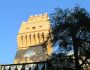 A Napoli, c’è una torre che ricorda molto alcuni edifici del rinascimento toscano, la cosiddetta Torre del Palasciano, fatta costruire dall’ufficiale medico Ferdinando Palasciano.  L’edificio si articola su due piani e fonde lo stile neogotico a quello rinascimentale. In cima al palazzo troviamo la torre panoramica che è simile a quella fiorentina. Il palazzo si trova in un giardino alberato, a pochi passi dalla reggia di Capodimonte, ed essendo situato in una parte elevata della città è visibile da diversi posti di Napoli.  Nell’androne del palazzo c’è un obelisco dell’Ottocento sul quale sono ancora visibili i nomi, incisi, di uomini noti. In cima all’edificio c’è, invece, un piccolo terrazzo con merlatura a coda di rondine che regala una vista mozzafiato sul golfo di Napoli. Dalla torre è possibile osservare addirittura il cimitero di Poggioreale e in particolare il monumento funebre di Palesciano. La sua tomba, infatti, venne eretta nel “quadrilatero degli  uomini illustri” e la sua statua venne situata su un piedistallo di 5 metri. Una sepoltura del genere evidenzia la notorietà di Ferdinando Palasciano che è stato un precursore della Croce Rossa ed ebbe il merito di curare Giuseppe Garibaldi, ferito in uno scontro sull’Aspromonte. In seguito a quell’episodio, tra i due nacque un intenso scambio epistolare, come dimostrano le lettere custodite presso il Museo di San Martino. Il palazzo, oltre a Ferdinando Palasciano, è stato abitato anche dallo scultore pugliese, Filippo Cifariello, e post morte dal figlio.  Una leggenda napoletana vuole che Palasciano non abbia mai abbandonato la sua dimora, tanto che secondo alcuni racconti il fantasma del medico, di tanto in tanto, si affacci spesso dalla terrazza per ammirare il panorama. Il Palazzo è rimasto per anni disabitato e abbandonato, di recente però torre è stata restaurata ed è stata adibita a bed and breakfast con una vista da hotel a 5 stelle. L’avreste mai detto?