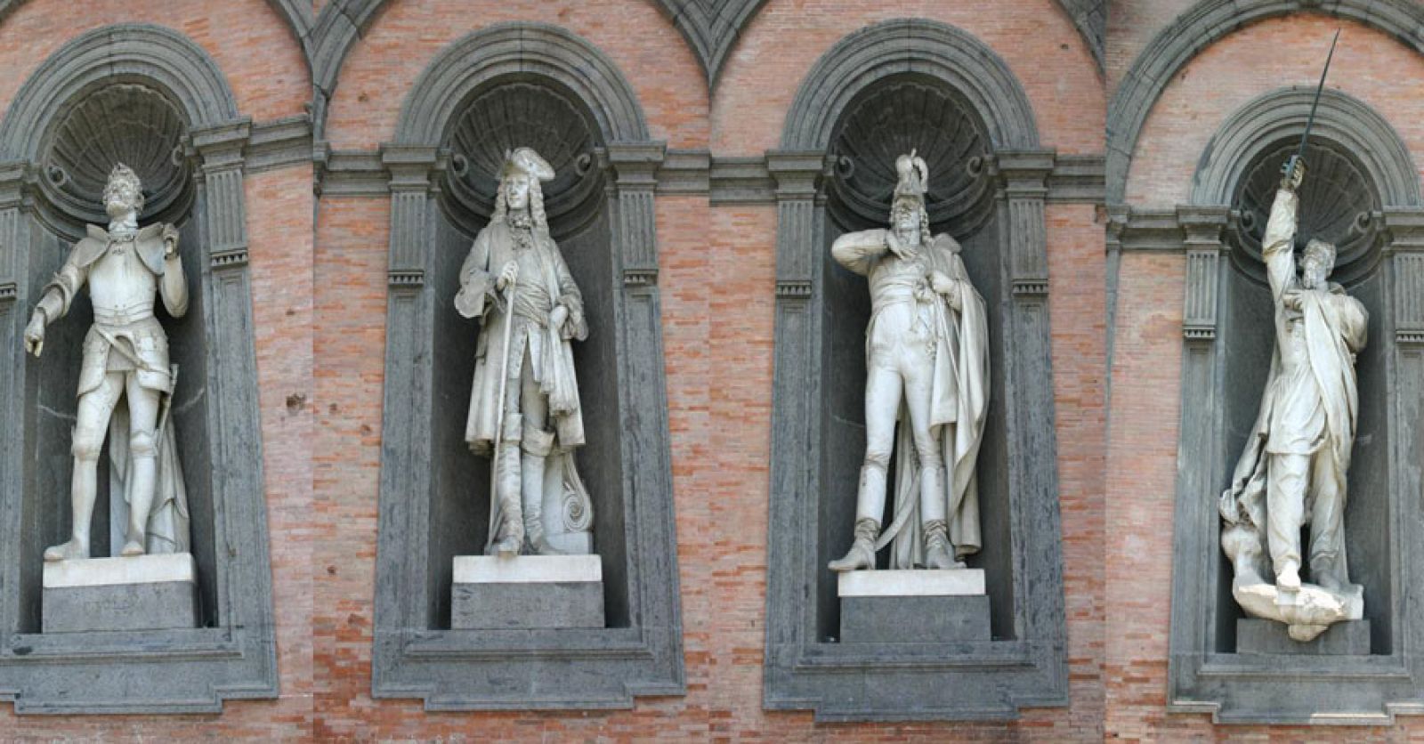 La facciata di Palazzo Reale a Napoli