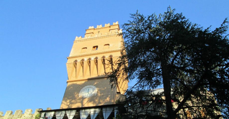 A Napoli, c’è una torre che ricorda molto alcuni edifici del rinascimento toscano, la cosiddetta Torre del Palasciano, fatta costruire dall’ufficiale medico Ferdinando Palasciano.  L’edificio si articola su due piani e fonde lo stile neogotico a quello rinascimentale. In cima al palazzo troviamo la torre panoramica che è simile a quella fiorentina. Il palazzo si trova in un giardino alberato, a pochi passi dalla reggia di Capodimonte, ed essendo situato in una parte elevata della città è visibile da diversi posti di Napoli.  Nell’androne del palazzo c’è un obelisco dell’Ottocento sul quale sono ancora visibili i nomi, incisi, di uomini noti. In cima all’edificio c’è, invece, un piccolo terrazzo con merlatura a coda di rondine che regala una vista mozzafiato sul golfo di Napoli. Dalla torre è possibile osservare addirittura il cimitero di Poggioreale e in particolare il monumento funebre di Palesciano. La sua tomba, infatti, venne eretta nel “quadrilatero degli  uomini illustri” e la sua statua venne situata su un piedistallo di 5 metri. Una sepoltura del genere evidenzia la notorietà di Ferdinando Palasciano che è stato un precursore della Croce Rossa ed ebbe il merito di curare Giuseppe Garibaldi, ferito in uno scontro sull’Aspromonte. In seguito a quell’episodio, tra i due nacque un intenso scambio epistolare, come dimostrano le lettere custodite presso il Museo di San Martino. Il palazzo, oltre a Ferdinando Palasciano, è stato abitato anche dallo scultore pugliese, Filippo Cifariello, e post morte dal figlio.  Una leggenda napoletana vuole che Palasciano non abbia mai abbandonato la sua dimora, tanto che secondo alcuni racconti il fantasma del medico, di tanto in tanto, si affacci spesso dalla terrazza per ammirare il panorama. Il Palazzo è rimasto per anni disabitato e abbandonato, di recente però torre è stata restaurata ed è stata adibita a bed and breakfast con una vista da hotel a 5 stelle. L’avreste mai detto?